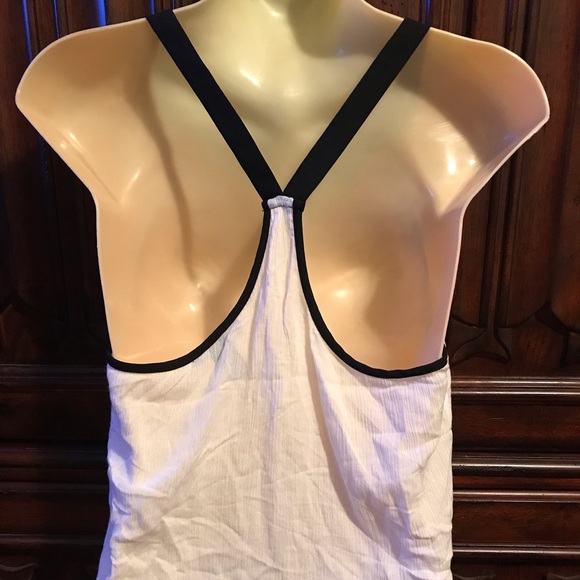 🌺 NWT FOREVER 21 EMBROIDERED RACERBACK TANK - Picture 3 of 6